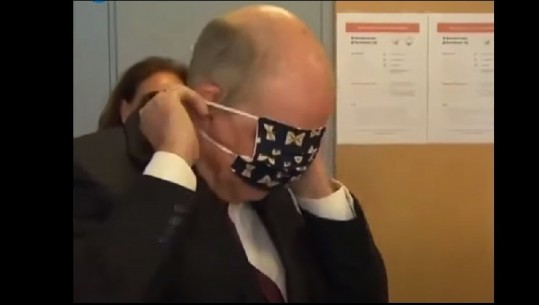 Apelon për mbajtjen e maskës mbrojtëse, por ministri nuk di ta vendosë atë vetë! Video kthehet në humor në internet