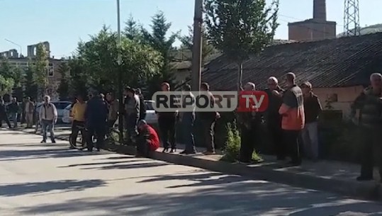 Naftëtarët e Kuçovës në protestë kundër Alpetrol: S'mund të na jepni pagë luftë se kemi punuar 16 orë në ditë...paralajmërojnë për grevë urie (VIDEO)