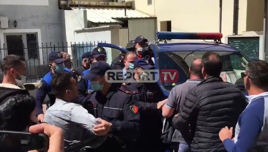 Gjykata e lë në burg/ I riu në Pogradec del  si hero! Familjarët përplasen me policinë, i dalin para makinës! Nëna: Ma morën djalin pa të drejtë, ja e vërteta  (VIDEO)