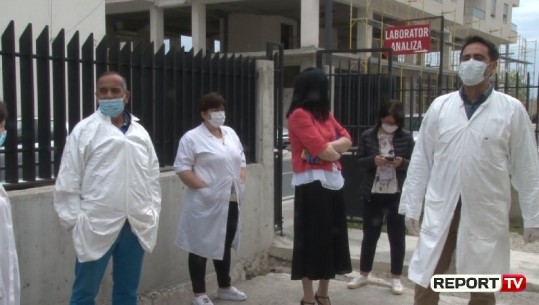 Mjekët epidemiologë të Durrësit në protestë: Duam shpërblimin për COVID-19 dhe orët shtesë të punës që nga tërmeti (VIDEO)