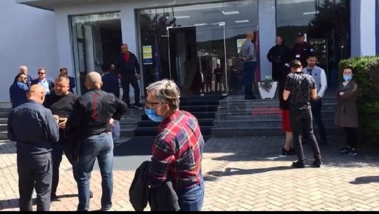 250 punonjës të Albpetrol sërish protestë në Fier: Sollën njerëz nga Tirana që s'kanë lidhje me naftën, ne po na heqin bukën (VIDEO)