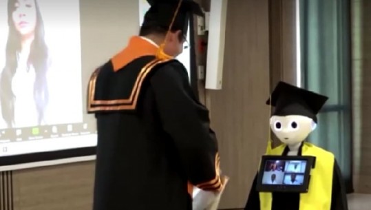 Covid, roboti që zëvendësoi 13 të diplomuar në mjekësi gjatë ceremonisë në 'Universidad del Magdalena', në Kolumbi (VIDEO)