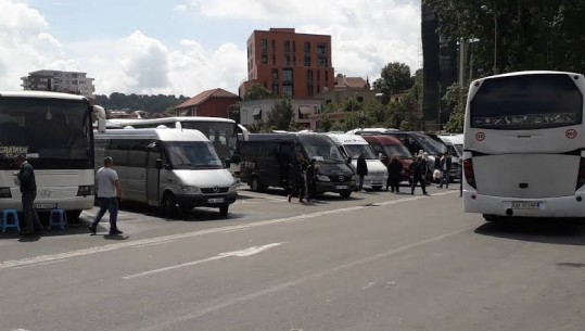Shëndetësia dha dritë jeshile, por shoqatat e transportit përçahen, rrethet rinisin nesër, Tirana kundër (VIDEO)