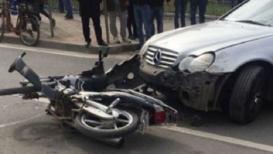 Tiranë/ Makina përplaset me motorin pa targë në 'Xhamllik', plagoset pasagjerja 53-vjeçare