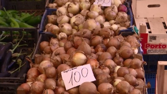 'Udhëtimi' i qepës nga Divjaka në Tiranë, fermerët e shesin me 15 lekë, në kryeqytet 8 herë më shtrenjtë (VIDEO)