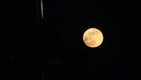 'Hëna e Luleve', ndodh fenomeni i rrallë në qiell (FOTO)
