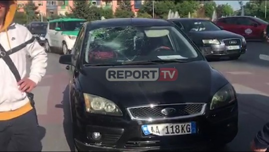 Tiranë/ 17- vjeçari me biçikletë përplaset nga makina në 'Don Bosco', ndodhet në spital nën kujdesin mjekësor (VIDEO)
