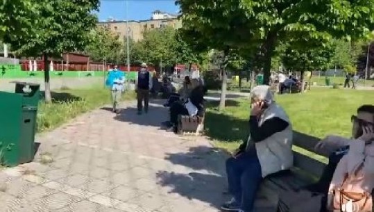 Rama poston videon, pensionistët mbushin rrugët e Tiranës