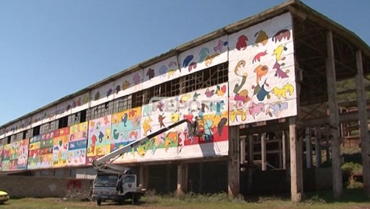 Art në ndërtesat e komunizmit në Pogradec! Piktori Eljan Tanini i jep “jetë” fasadës përballë liqenit (VIDEO)