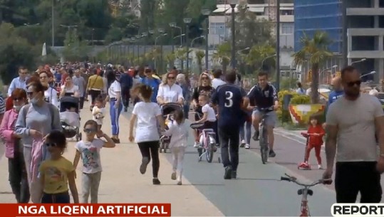 'Sot u kënaqem ne, jo më ata!' Prindërit me fëmijë popullojnë liqenin, por qytetarët në përgjithësi nuk respektojnë masat e sigurisë (VIDEO)