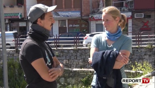 COVID-i ndal në Prizren udhëtimin 2-vjeçar me biçikletë, çifti britanik shembull qytetarie