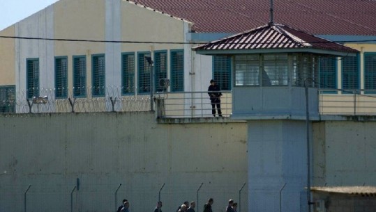 Gjendet përtokë në qelinë e tij, vdes në burgun grek 36-vjeçari shqiptar