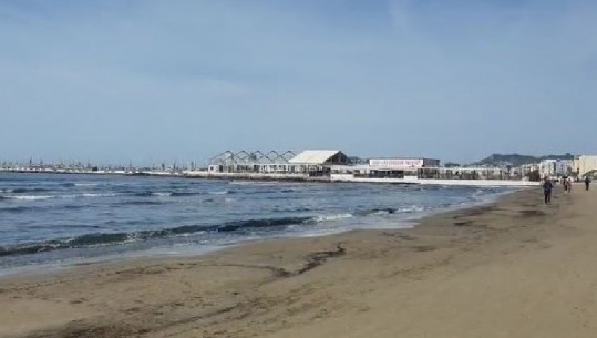 Durrësi sot shumë ndryshe nga e diela, plazhi i boshatisur nga qytetarët (VIDEO)