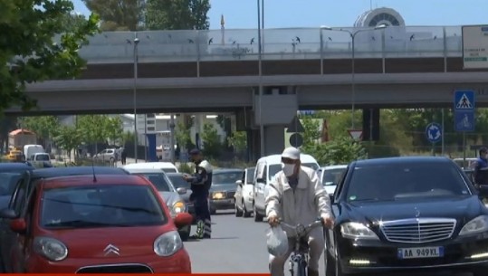 Masat lehtësuese ulin numrin e postblloqeve të policisë brenda Tiranës... kryeqyteti me trafik të rënduar si ditë normale (VIDEO)