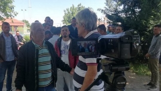 Punëtorët shqiptarë të tokave në Greqi dalin në protestë, kërkojnë rritje të pagës