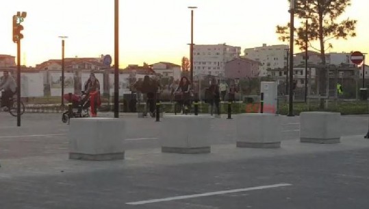 Bulevardi i Ri pushtohet nga qytetarët, shëtitje në grupe pa asnjë masë mbrojtëse (VIDEO)