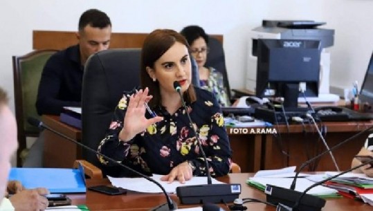Prapaskenat e shkarkimit të deputetes Fatjona Dhimitri, bllokoi punën e Komisionit për Edukimin