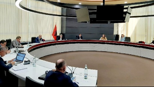 Debate Gjiknuri-Vasili, ndërpritet mbledhja e Këshillit Politik 