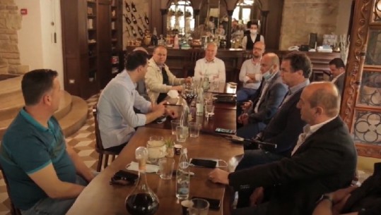 Takim në lokal me 9 persona në tavolinë në Durrës, Basha del hapur kundër qeverisë (VIDEO)