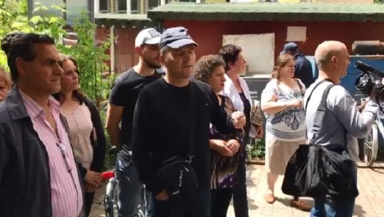 COVID-i u mbylli punën/ Në Shkodër, Lezhë dhe Korçë qytetarët protestojnë për pagën e luftës (VIDEO)