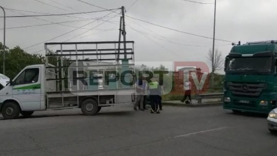 Aksident në aksin Elbasan-Metalurgji, kamioni përplas kamionçinën që transportonte pasqyra 