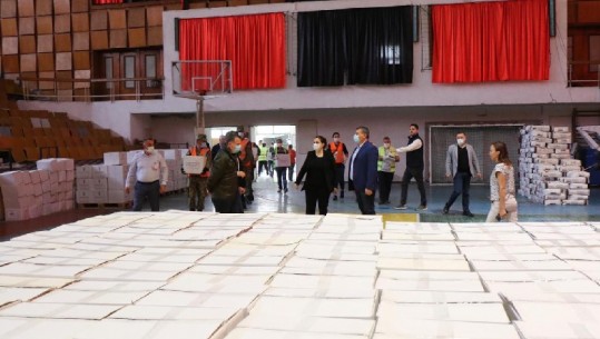Vijojnë ndihmat ushqimore në Elbasan, Xhaçka: Në dy muaj kemi mbështetur 370 mijë familje dhe individë