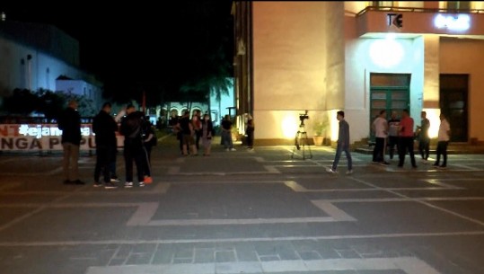 Artistët vijojnë qëndresën para teatrit, Kryemadhi e Basha bëhen bashkë në 'turnin' e natës