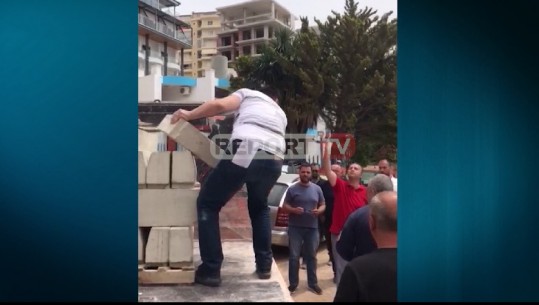 Sarandë/ Momente tensioni e ofendime mes deputetit dhe banorëve, akuza për ndërtim pa leje (VIDEO)
