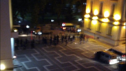 Ora 04:30 e mëngjesit! Momenti i parë kur policia zbarkoi dhe rrethoi Teatrin Kombëtar (VIDEO)