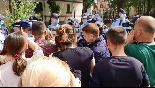 Sërish tensione mes protestuesve dhe policisë para ish-godinës së Teatrit (VIDEO)