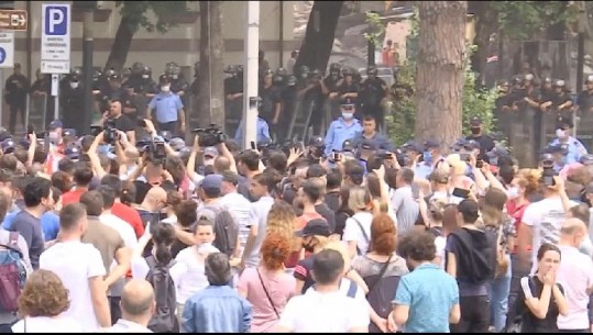 'Hiqni kapelet'! Sërish tension, protestuesit shishe drejt policisë (VIDEO)