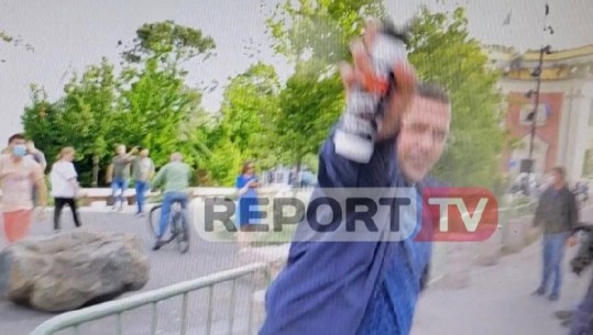 Dy policë qëllojnë me gaz operatorin e Report Tv,  po filmonte tërheqjen zvarrë të gazetarit Alfred Lela (VIDEO)