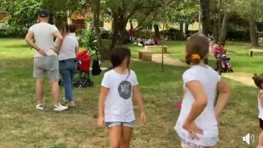Dy anët e Tiranës/ Tek teatri dhunë e protestë, në qendër qetësi dhe gëzim fëmijësh (Video)