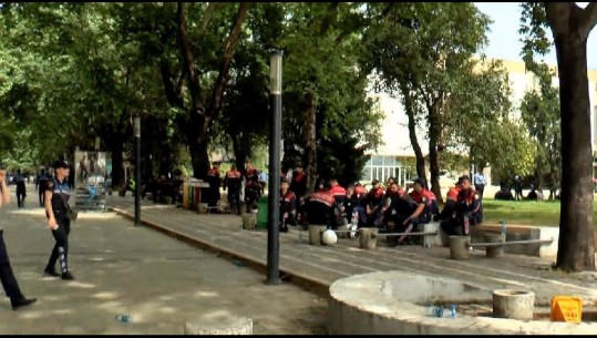 Shpërndahen pjesa më e madhe e qytetarëve, Policët të ulur nën hije të pemëve të pedonales...protesta për Teatrin drejt fundit (FOTO)