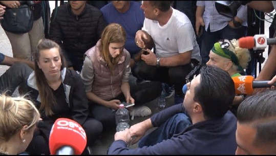 Basha mbërrin te protesta, ulet këmbëkryq në rrugë me Kryemadhin: Qytetarët të vijnë këtu sonte për të shpëtuar Shqipërinë