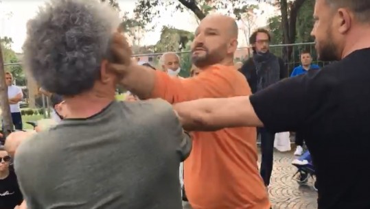 Shtyrje dhe shuplaka! Sherr mes protestuesve të Teatrit, militanti i PD-së goditet artistin (PAMJET)
