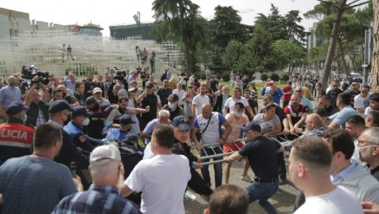 7 të arrestuar për protestat kundër shembjes së Teatrit, lëndohen 7 efektivë (Momenti kur goditet polici)