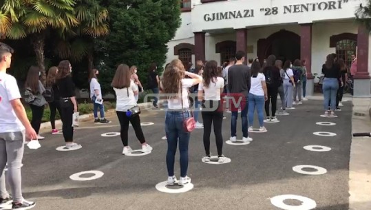Në rresht për një, maturantët rikthehen në shkolla edhe në Shkodër (VIDEO)