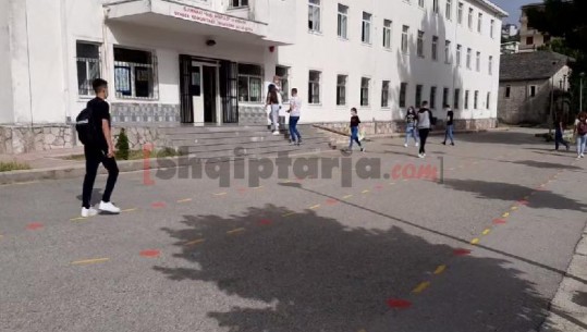 379 maturantë të Gjirokastrës të 'armatosur' me maska e doreza nisin mësimin (VIDEO)