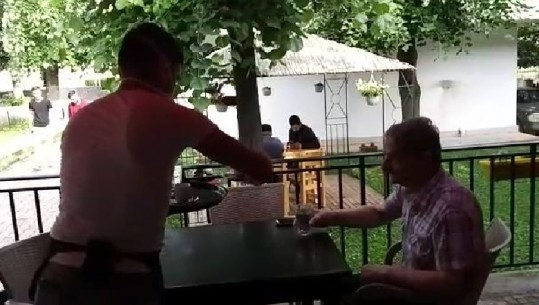 Hapja e bareve dhe restoranteve, kuksianët nuk e kanë më frikë koronavirusin, punëtorët me maska (VIDEO)