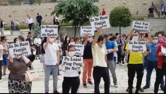 400 punëtorë të një fasonerie në Krujë protestë para bashkisë për pagën e luftës: Pse shteti nuk na përgjigjet një herë të vetme?!