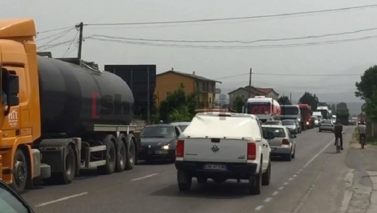 Thirrjet e PD për tubim në Tiranë, në Bradashesh vendoset pikë kontrolli! Trafik i makinash, ngec ambulanca (VIDEO)