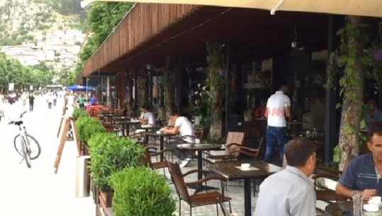 Hapen lokalet në Berat, respektohet distanca mes klientëve