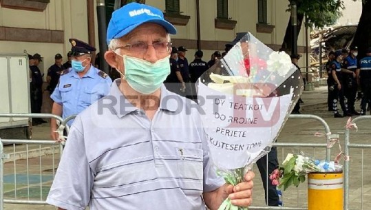 Qytetari në protestë me buqetë me lule, dhe jo pankartë! Mbishkrimi i veçantë për Teatrin e shembur 