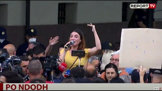 Aktorja Juli Emiri në protestë: Zbarkuan pa kontrolluar godinën, efektivi i policisë mu përgjigj 'aty le të rrinë'!