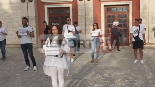 S'erdhën në Tiranë nga situata e pandemisë/ Të rinjtë e FRPD në Vlorë protesta para Teatrit: Jemi nën pushtim