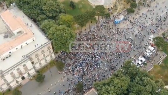 Protesta e artistëve/ Report Tv sjell pamje me dron ora 18 :30
