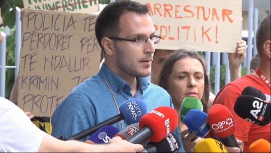 Lirohen 6 aktivistë të Vetëvendosjes të arrestuar për prishjen e Teatrit, 2 në arrest shtëpie (VIDEO)