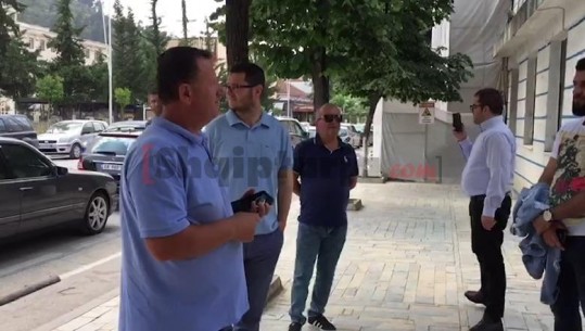 PD Berat: E-Albania s'na dha leje për të shkuar në Tiranë për protestë, u nisëm me makina private