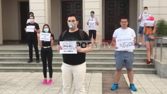 'Unë jam grushti i fortë i munguem i Migjenit', në Teatrin Shkodër protestë paralele për të mbështetur atë në Tiranë